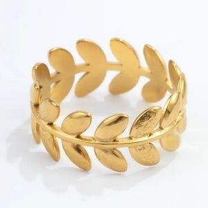 Elegant 18K Gold Plated Leaf Design Ring